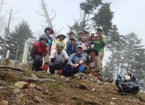 小金沢山連峰　黒岳山頂で