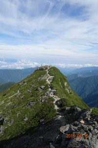 東峰より西峰を望む