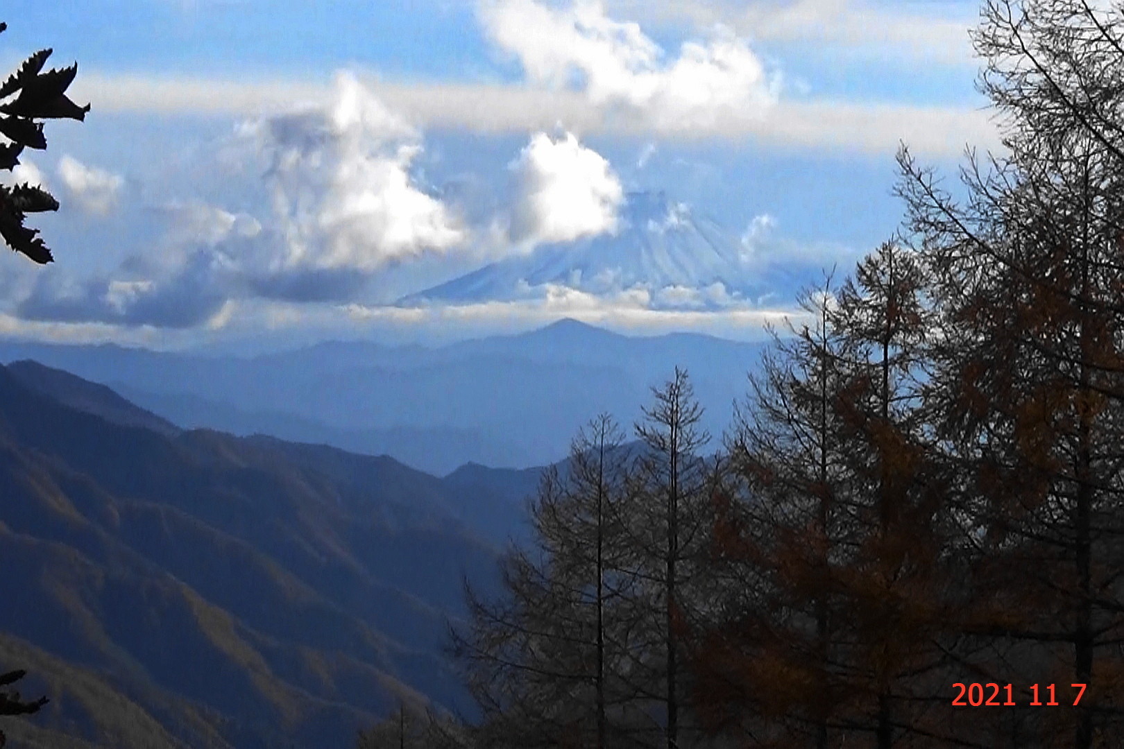 7.黒岳の奥上に富士山